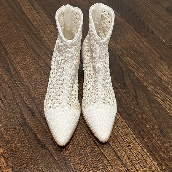 Coconuts by Matisse White Caught Up Pointed Zipper Booties 9 - Picture 2 of 6